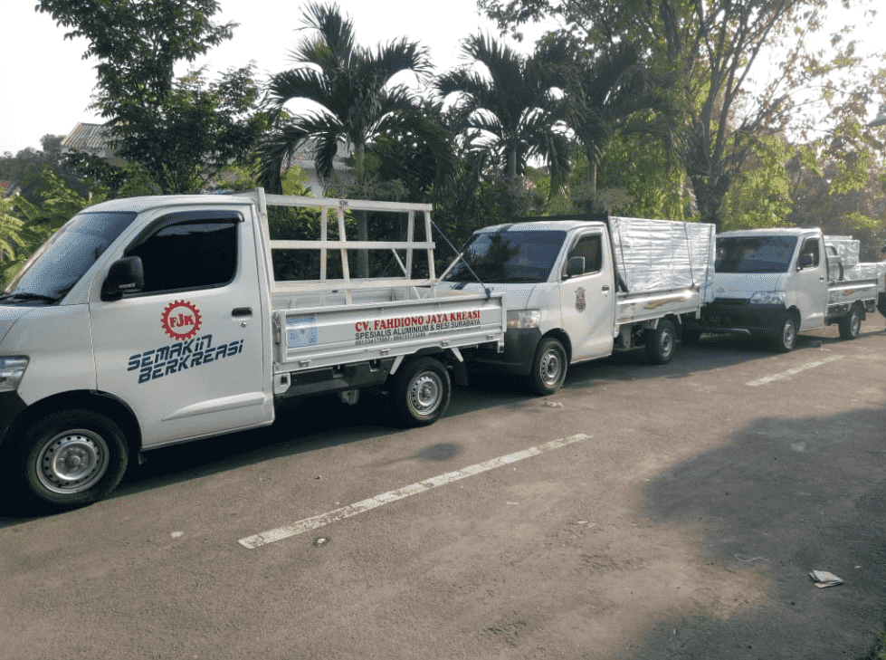 Tim profesional CV Fahdiono Jaya Kreasi sedang memasang kusen aluminium.