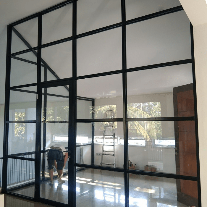 Partisi kaca dengan rangka aluminium untuk perkantoran.