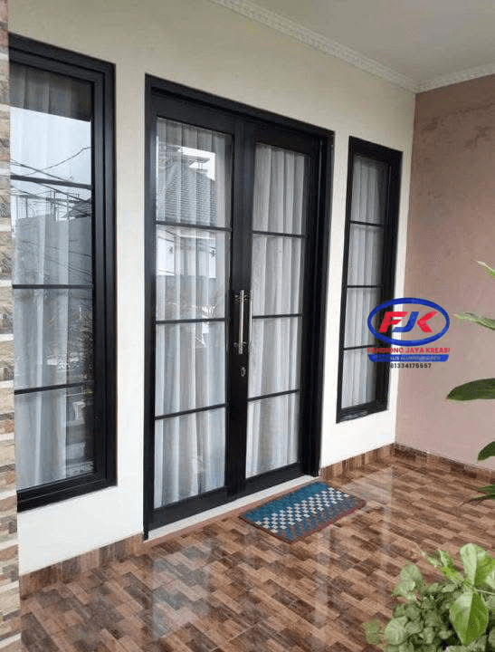 Partisi kaca dengan rangka aluminium untuk perkantoran.