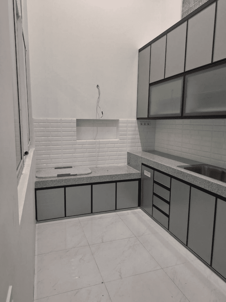 Jasa pemasangan kusen aluminium oleh tenaga profesional.